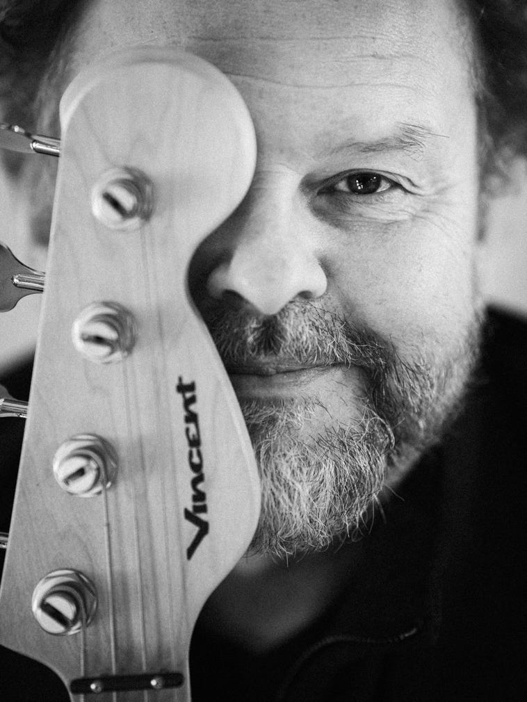 Lutz Portrait mit Bass vor Gesicht